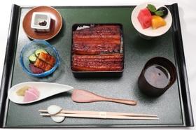 豊島将之竜王が注文した昼食の「国産うな重膳～有馬山椒と共に～」＝２１日午後、神戸市北区有馬町の「中の坊瑞苑」（撮影・辰巳直之）