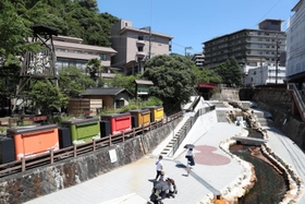 有馬温泉街。奥は旅館「中の坊瑞苑」＝神戸市北区有馬町（撮影・辰巳直之）