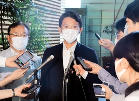 菅義偉首相のとの面会を終え、取材に応じる斎藤元彦氏（中央）。左は自民党兵庫県連会長の谷公一衆院議員＝２１日午前、首相官邸