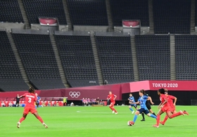 東京五輪の初戦に挑むチームメートを見守るＩＮＡＣ神戸の選手ら＝２１日午後８時３６分、神戸市東灘区向洋町中７