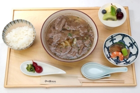 豊島将之竜王が昼食に注文した「神戸牛肉うどん膳」（天ぷらなし）＝２２日午前、神戸市北区有馬町の「中の坊瑞苑」（撮影・辰巳直之）
