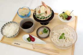 藤井聡太王位が昼食に注文した「冷やしうどん膳」＝２２日午前、神戸市北区有馬町の「中の坊瑞苑」（撮影・辰巳直之）