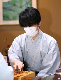 第３局で豊島将之竜王に勝ち、感想戦で対局を振り返る藤井聡太王位＝２２日午後７時２４分、神戸市北区有馬町の「中の坊瑞苑」