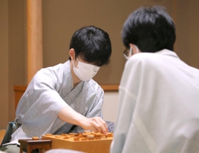 第３局で豊島将之竜王（右）に勝ち、感想戦で対局を振り返る藤井聡太王位＝２２日午後７時４分、神戸市北区有馬町の「中の坊瑞苑」