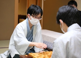 第３局で藤井聡太王位（手前右）に敗れ、感想戦で対局を振り返る豊島将之竜王＝２２日午後６時５９分、神戸市北区有馬町の「中の坊瑞苑」（撮影・辰巳直之）