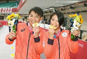 金メダルを手にする阿部一二三（左）と妹の詩＝日本武道館（撮影・堀内翔）