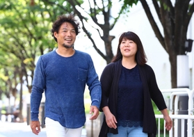 阿部一二三選手、詩選手らを連れてよく訪れたという神戸ハーバーランドで子育てを振り返る父浩二さん（左）と母愛さん＝２０１９年８月、神戸市中央区東川崎町１