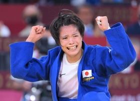 柔道女子５２キロ級決勝　優勝を決めて喜ぶ阿部詩＝日本武道館（撮影・堀内翔）
