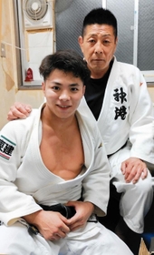 母校の神港学園高を訪れた阿部一二三（手前）と同校柔道部総監督の信川厚さん＝２０１９年１１月、神戸市中央区（信川さん提供）
