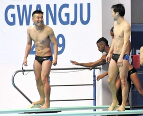 ６度目の五輪へ闘志を燃やす寺内健（左）。「慣れることなんてない。五輪は怖い、と知っていることが強み」＝２０１９年７月、韓国・光州