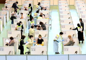 ブースに分かれ、新型コロナウイルスワクチンの接種を受ける高齢者ら＝４月１７日、高砂市米田町島