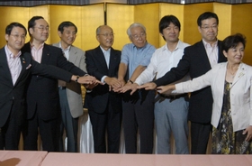 広域連合設立でまとまった関西の知事らと手を重ねる井戸知事（右から４人目）＝２０１０年８月、大阪市北区