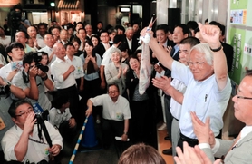 ■５期目　知事選で県政史上最多となる５選を果たし、笑顔を見せる＝２０１７年７月、神戸市内