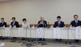 ■３期目　関西広域連合の設立申請を終え、会見に臨む（中央）＝２０１０年１１月、東京都内