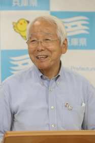退任会見で５期２０年を振り返る井戸敏三知事＝３０日午後、兵庫県庁（撮影・長嶺麻子）