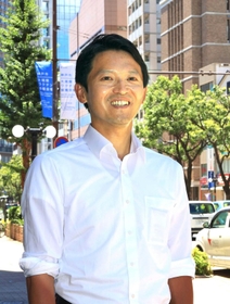 初当選から一夜明けてインタビューに応じた斎藤元彦氏＝７月１９日、神戸市中央区（撮影・小林良多）