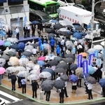 雨が降る中、出陣式に集まった支持者ら＝１日午前、神戸市中央区（撮影・中西幸大、画像の一部を加工しています）