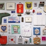 「ＯＳＡＭＵ　ＧＯＯＤＳ」がずらりと並ぶ展示空間＝神戸ファッション美術館（撮影・長嶺麻子）