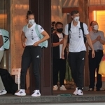 １０時間以上の移動を終え、ホテルに到着したドイツのボート選手団＝２日午後、豊岡市城崎町湯島（撮影・吉田敦史）