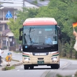 城崎温泉に到着し、住民らに歓迎されるボートのドイツ選手団を乗せたバス＝２日午後、豊岡市城崎町湯島