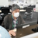 勤務する岡田太丞さん。視覚障害を音声パソコンで補う＝大阪市内（本人提供）