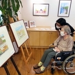 特別養護老人ホームで開かれた作品展。地域との交流が生まれている＝神戸市須磨区車、ＫＯＢＥ須磨きらくえん