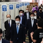 新型コロナウイルスワクチンの大規模接種会場を視察する西村康稔経済再生担当相（中央）ら＝４日午前、神戸市兵庫区御崎町１、ノエビアスタジアム神戸（撮影・中西幸大）