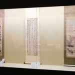 高鳳翰が左手で手がけた書などが並ぶ会場＝大阪市立美術館