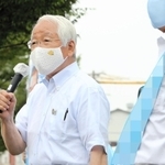 知事選候補者の応援演説に立った井戸敏三知事＝４日午前、姫路市飾磨区（画像を一部加工しています）＝撮影・大山伸一郎