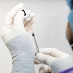 接種を前に注射器に分けられる新型コロナウイルスのワクチン＝神戸市中央区（資料写真）