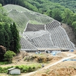 西日本豪雨で土砂崩れが起き、男性１人が死亡した現場。のり面の工事が完了した＝宍粟市一宮町公文