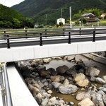 架け替えで橋脚のなくなった平瀬橋＝宍粟市一宮町河原田