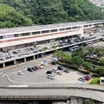 現在の新神戸駅前。一般車と公共交通機関の乗降場が点在している（神戸市提供）