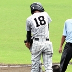 内野安打の力走で足がつった選手を救護するナイン＝高砂市、高砂球場（画像を一部加工しています）