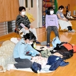 宍粟市山崎町に高齢者等避難が発令され、小学校に避難した住民ら＝７日午後８時４４分、宍粟市山崎町神谷、河東小学校（撮影・村上晃宏）
