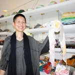 アート建築を活用した新店舗と玉木新雌さん＝東京都町田市