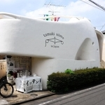 住宅街の中に立つ「トラスウォールハウス」＝東京都町田市大蔵町１-３