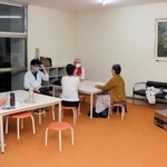 佐用小学校の体育館に町が設けた避難所の様子＝７日午後８時１６分、佐用町佐用（撮影・勝浦美香）