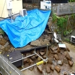 前日からの大雨の影響で崩れた住宅地の石垣＝８日午前、神戸市兵庫区熊野町４（撮影・中西幸大）