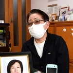 妹の塩崎つぼみさんの写真や携帯電話を前に後悔の念を語る水口章子さん＝宝塚市（撮影・坂井萌香）