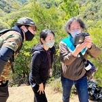 撮影隊の（左から）カメラマンの前田智広さん、監督・編集の竹本祥乃さん、ドローンパイロットの藤城達也さん＝神戸市須磨区横尾、須磨アルプス・馬の背