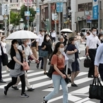 まん延防止等重点措置が解除された週明け。仕事場へと急ぐ人たち＝１２日午前、神戸市中央区（撮影・長嶺麻子）