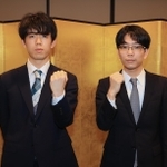 第２局の健闘を誓う藤井聡太王位（左）と豊島将之竜王＝１２日午後、北海道旭川市、花月会館