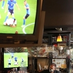 ３０分の時短緩和では「何も変わらない」と話すスポーツバーのオーナー。店内のモニターでサッカーの試合の録画映像を流しながら客を待った＝１２日午後、神戸市中央区（撮影・小林良多）