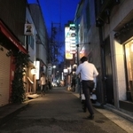 まん延防止解除を受けて営業時間を延長した店がある一方、休業を続ける店もあった＝１２日夜、神戸市中央区中山手通１