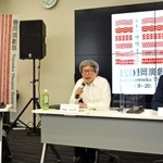 豊岡演劇祭をＰＲする（左から）高宮浩之実行委会長、フェスティバルディレクターの平田オリザさん、総合プロデューサーの相馬千秋さん＝豊岡市役所