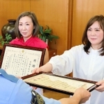 感謝状を受け取る高木裕美さん（右）と赤穂有紀子さん＝長田署