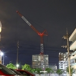 建設中の神戸市西区役所で夜間も伸びたままのクレーン＝６月１１日夜、神戸市西区糀台５