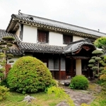 唐破風の玄関が格調高い外観を見せる鷹津家住宅＝姫路市御国野町深志野（兵庫県教委提供）