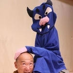 全身を駆使し、青色の妖怪に攻撃される三蔵法師を表現する笑福亭鶴笑さん＝神戸市兵庫区、神戸新開地・喜楽館（撮影・長嶺麻子）